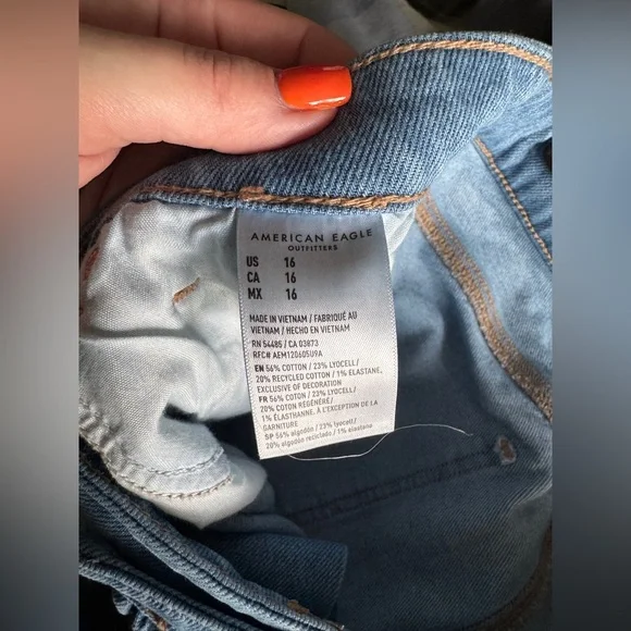 American Eagle Outfitters Women's Frayed Light Blue Mom Jean Shorts - Picture 3 of 3